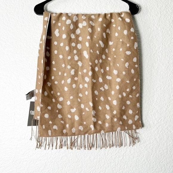 NWT Nordstrom Rack Brown and White Scarf with Tassels - Picture 3 of 4